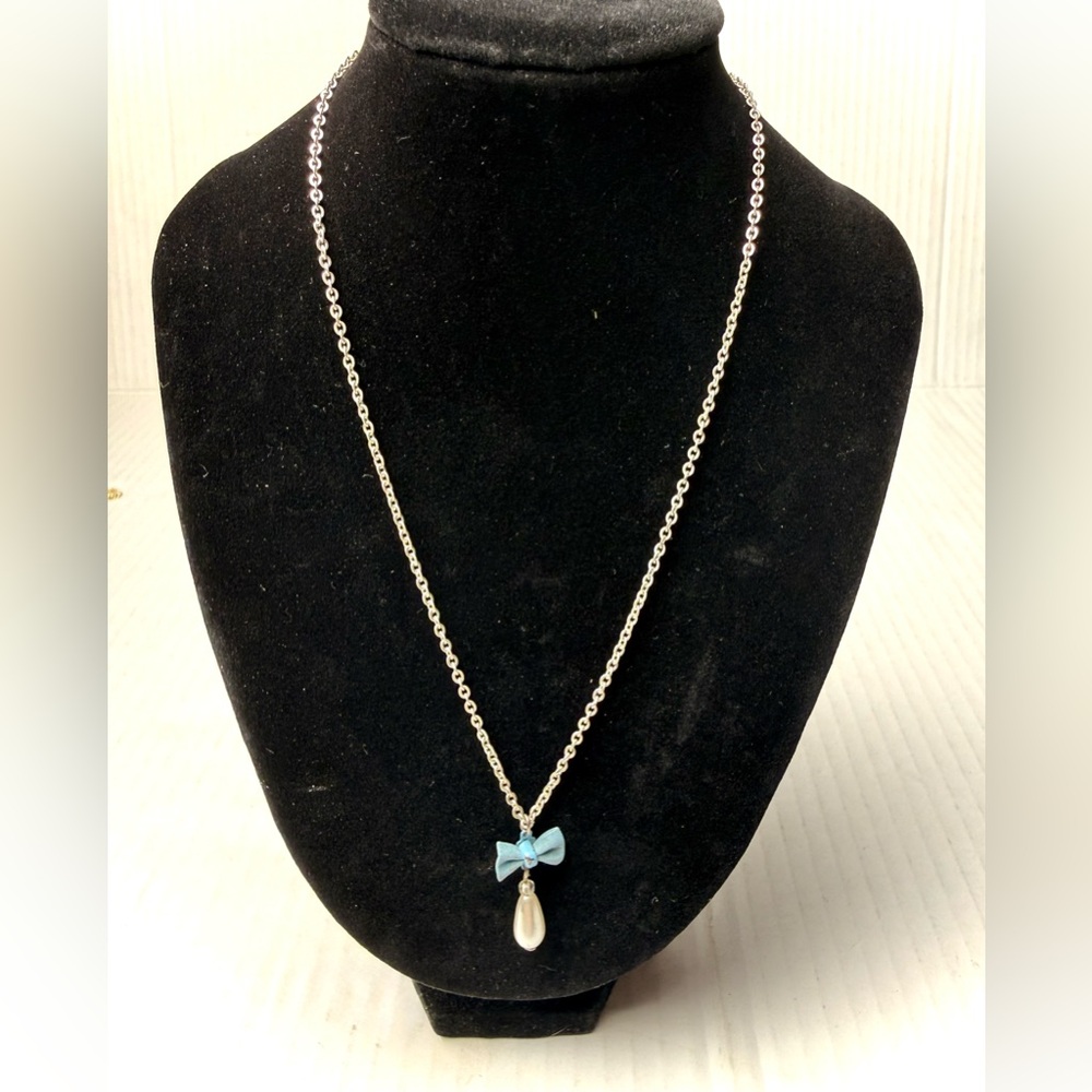 Vintage Claire’s Faux Pearl Bow Dangle Pendant Necklace Silver Tone Y2K 90s Tear